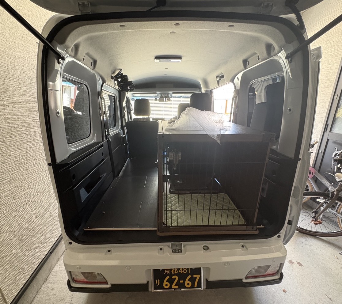 荷室の専用ケージに入るケージスタイル