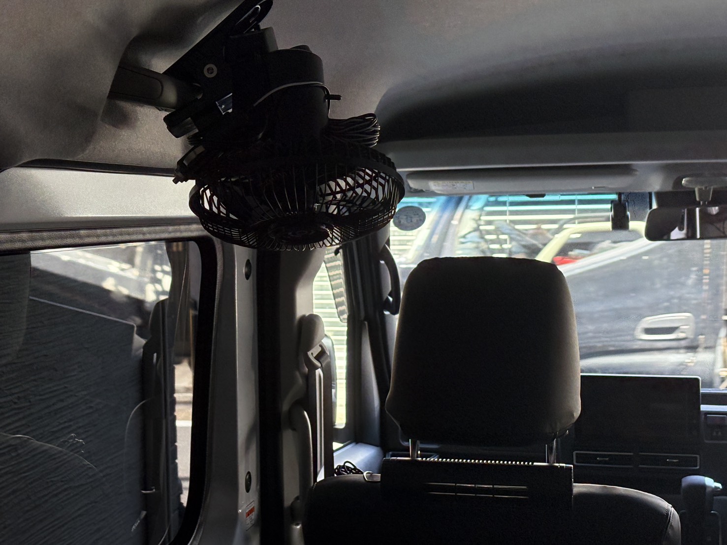 車内に設置した扇風機